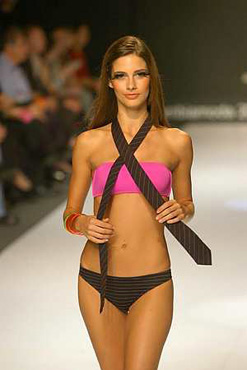 Egy modell Paula Andrea Betancur, a korbbi Miss Kolumbia ltal tervezett bikinit mutatja be a medellini Colombiamoda divatvsron Kolumbiban
// Fot: EPA, (c) 2002-2024 Index.hu