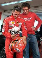 Michael Schumacher (balra) a finom fogásokra oktatja Rossit 