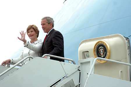 G. W. Bush megérkezett Ferihegyre