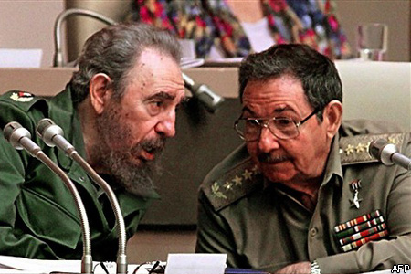 Fidel Castro és öccse, Raúl Castro Ruz 1999 decemberében (Fotó: Adalberto Roque)