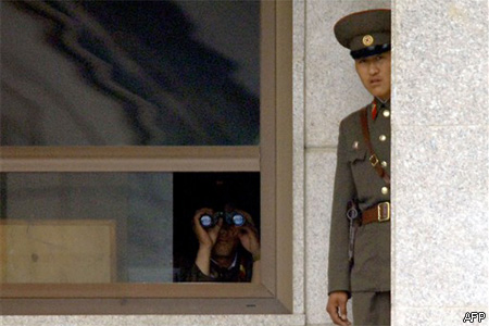 Észak-koreai katonák a demilitarizált övezetben 2006. július 26-án (Fotó: Jung Yeon-Je)