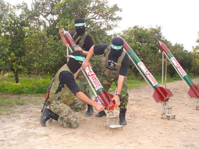 Palesztin harcosok rakétakilövést készítenek elő