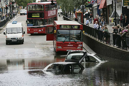 Vízben elmerült autók vesztegelnek Wallington dél-londoni negyedben 2007. július 20-án