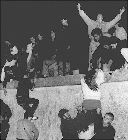 Horn Gyula, Magyarorszg klgyi llamtitkra 1989-ben, a berlini fal leomlsakor is kt kzzel segdkezett a nmet jraegyeslsnl (Fot: MTI/Tbg)