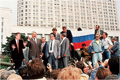 Horn Gyula s Borisz Jelcin az 1991-es moszkvai puccs idejn. Amg Jelcin ltalnos sztrjkra szlt fel, Horn Gyula biztostja az orosz npet, Magyarorszg nem fogja vrbe fojtani a tiltakozst. (Fot: AFP/Tbg)