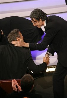 George Clooney, a legjobb frfialakts egyik jelltje (Michael Clayton) gratull a kategria nyertesnek, Daniel Day-Lewisnak (Vrz olaj)
// Fot: AFP, (c) 1999-2024 Index.hu