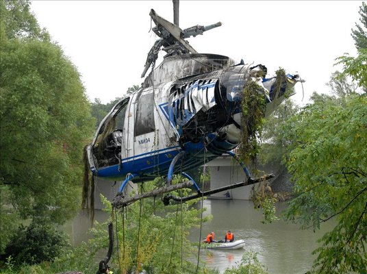 Kiemelik a 2008. j�lius 12-�n Kiml�n�l a Mosoni-Dun�ba esett MI 34-es t�pus� helikoptert 
