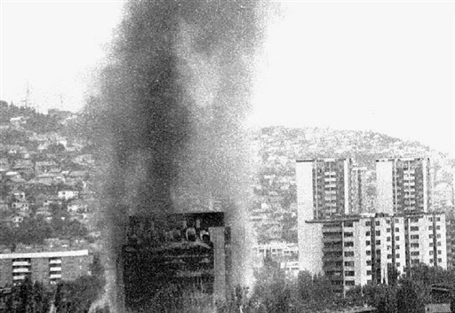 Szarajev�i �p�lett�z 1992-ben egy szerb bomb�z�s ut�n.
