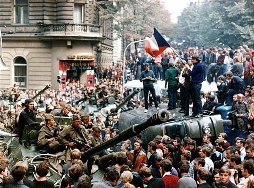 Csehszlov�k fiatalok Pr�g�ban, k�r�l�tt�k szovjet tankok
