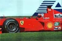Schumacher belepillant a tükörbe