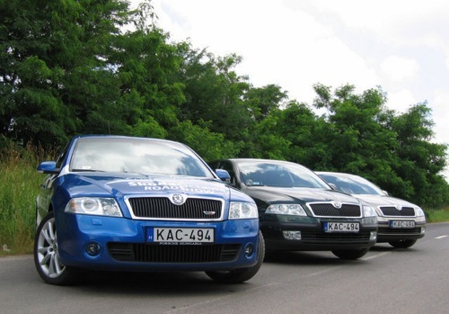 Három Škoda Octavia ugyanazzal a rendszámmal. Fotó: Rácz Tamás, manipuláció: Égő Ákos