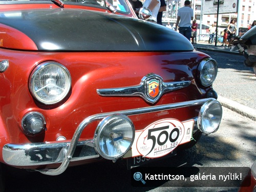 Piros-fekete 500-as Fiat Abarth Torinóban