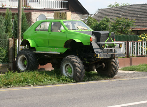 Zöld Renault bigfoot Lepsényben
