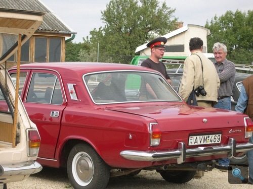 Piros Volga feneke és a Tányérsapkás Ember