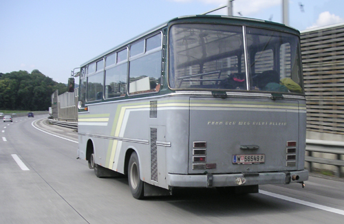 Steyr-Ikarus busz az autópályán hátulról