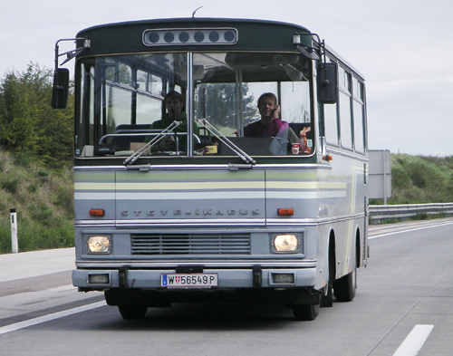 Steyr-Ikarus busz az autópályán elölről