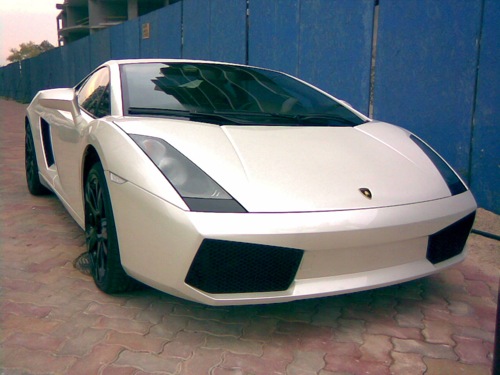 Fehér Lamborghini Gallardo elölről