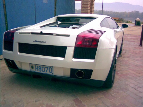 Fehér Lamborghini Gallardo hátulról