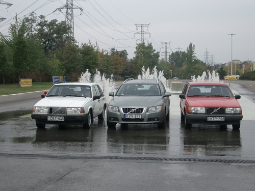 Három Volvo vízsugarak előtt