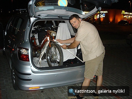 A Motordoktor KTM mopedet rögzít a csomagtartóban