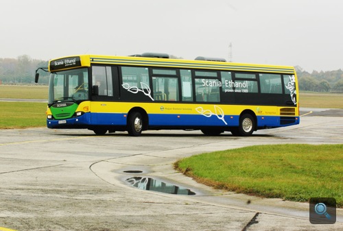 Kanyarodó Scania Omnilink E95 busz a nyíregyházi repülőtéren. Fotó: Égő Ákos