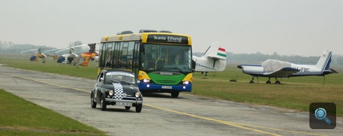 Scania Omnilink E95 busz a nyíregyházi repülőtéren. Fotó: Égő Ákos