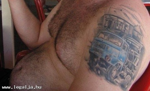 IFA teherautót ábrázoló tetoválás egy férfi bal vállán. Forrás: legalja.hu