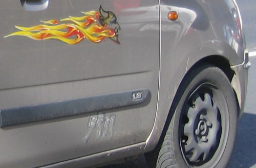 Ördögös matricákkal díszített Suzuki Wagon R+ részlete