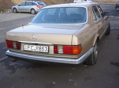 Mercedes-Benz 500 SEL W126 hátulról. Forrás: Használtautó.hu