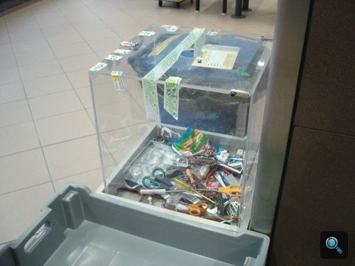 Átlátszó terroreszközgyűjtő doboz a bukaresti repülőtéren