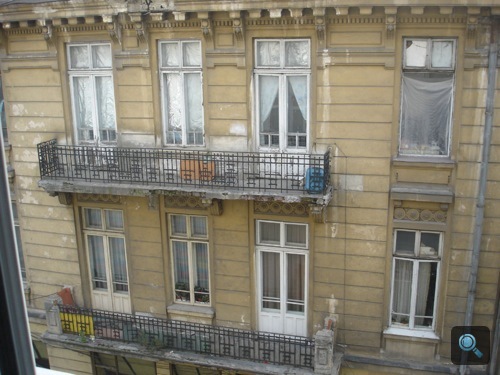 Nejlonból improvizált üveg egy bukaresti ház ablakában