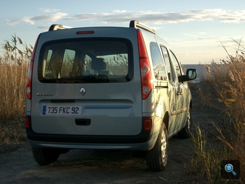 Renault Kangoo hátulról a Camargue-i tengerparton