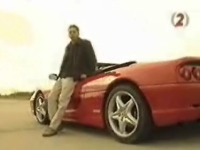 Nínó Karotta egy Ferrari F355 Spider mellett, a Totalcar TV hatodik adásában