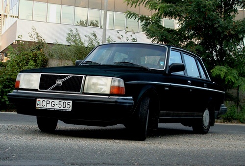 Fekete Volvo 240