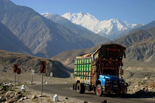 Teherautó a Karakoram Highwayen, a háttérben a Nanga Parbat. Fotó: blu sky/Flickr