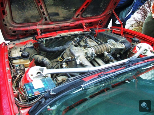 Az M30 motor Zita BMW E30 318i-jében. Fotó: Tommi