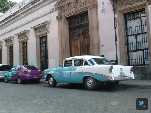 Babakék Chevrolet Bel Air Mexikóvárosban