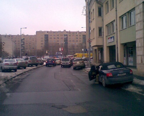 Parkoló autók a Lajos utca és a Bécsi út találkozásánál