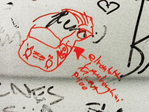 A szerző iszonyú béna rajza egy Lamborghini Miura P400-ról egy Fiat 500-on. Fotó: Nati