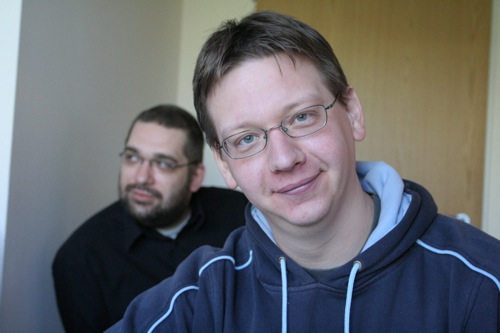 Andróczi Balázs és Rácz Tamás a Totalcar szerkesztőségi értekezletén. Fotó: Gyulavitéz