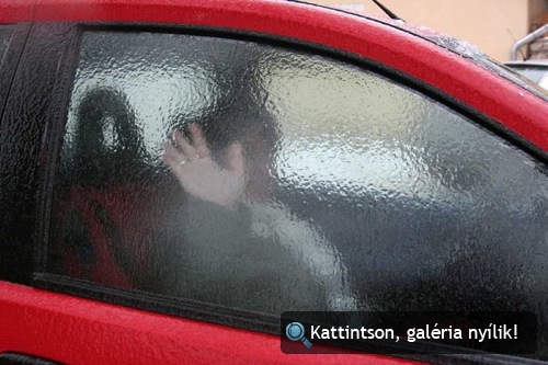 Autó ablakára fagyott ónos eső. Fotó: MTI