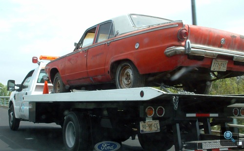 Tréleren szállított Dodge Dart szedán Mexikóvárosban