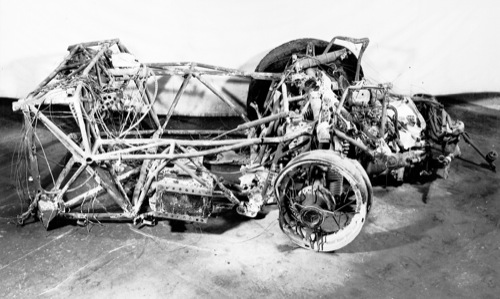 Pierre Levegh Mercedes-Benz 300SLR versenyautójának maradványai az 1955-ös Le Mans-i katasztrófa után. Forrás: Mercedes-Benz