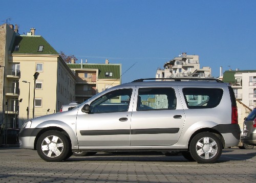 A Dacia Logan MCV oldalról