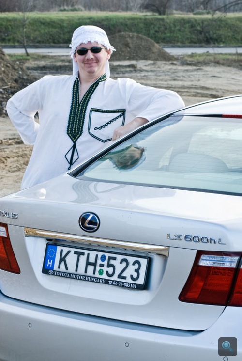 Rácz Tamás a Lexus LS600hL-t támasztja büszkén. Fotó: Fenyő Balázs