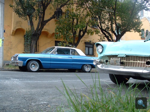 Egy Chevy Bel Air és egy azonosítatlan kék autó Mexikóvárosban