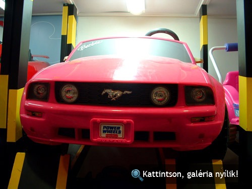 Rózsaszín játék Ford Mustang szemből