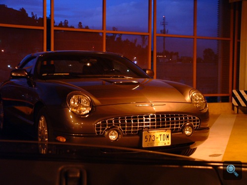 Ford Thunderbird a mexikóvárosi repülőtér parkolójában