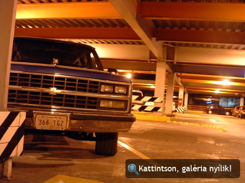 Chevrolet pickup a mexikóvárosi repülőtér parkolójában