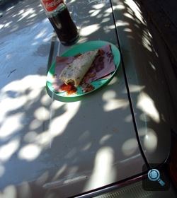 Tortilla és kóla egy Ford pickup motorháztetején